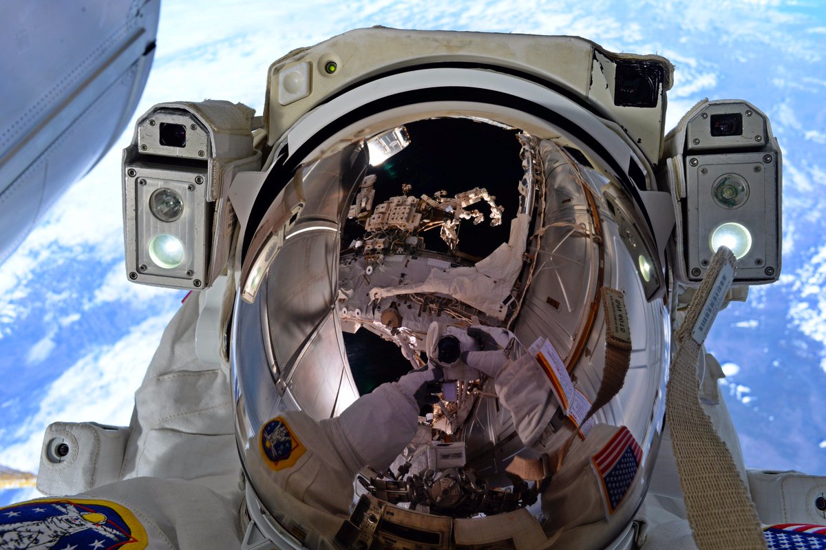 AstroKomrade's tweet photo. A #spacewalk selfie is harder than you´d think.  Put on some oven mitts and try finding the shutter button! https://t.co/qI8dyTjV9R