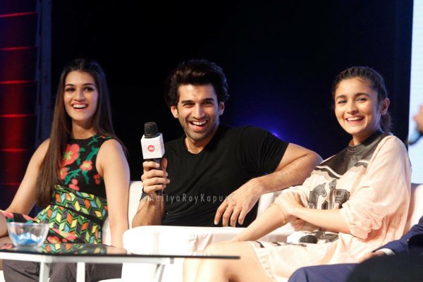 KritiSanonZone's tweet photo. #FlashbackFriday Pretty Pretty @kritisanon At #MAMI2015 ❤️ --> https://t.co/EwFz2LLz01