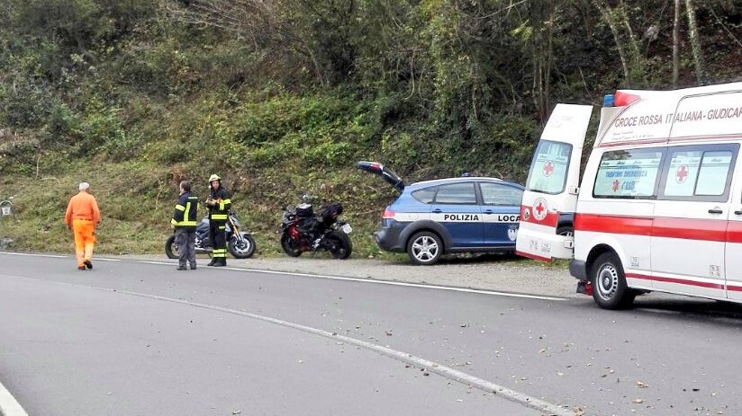 PLGiudicarie's tweet photo. Sinistro stradale #SS421 #SanLorenzoDorsino #VVF @crocerossa e @PLGiudicarie sul posto https://t.co/6BlCaCTXid
