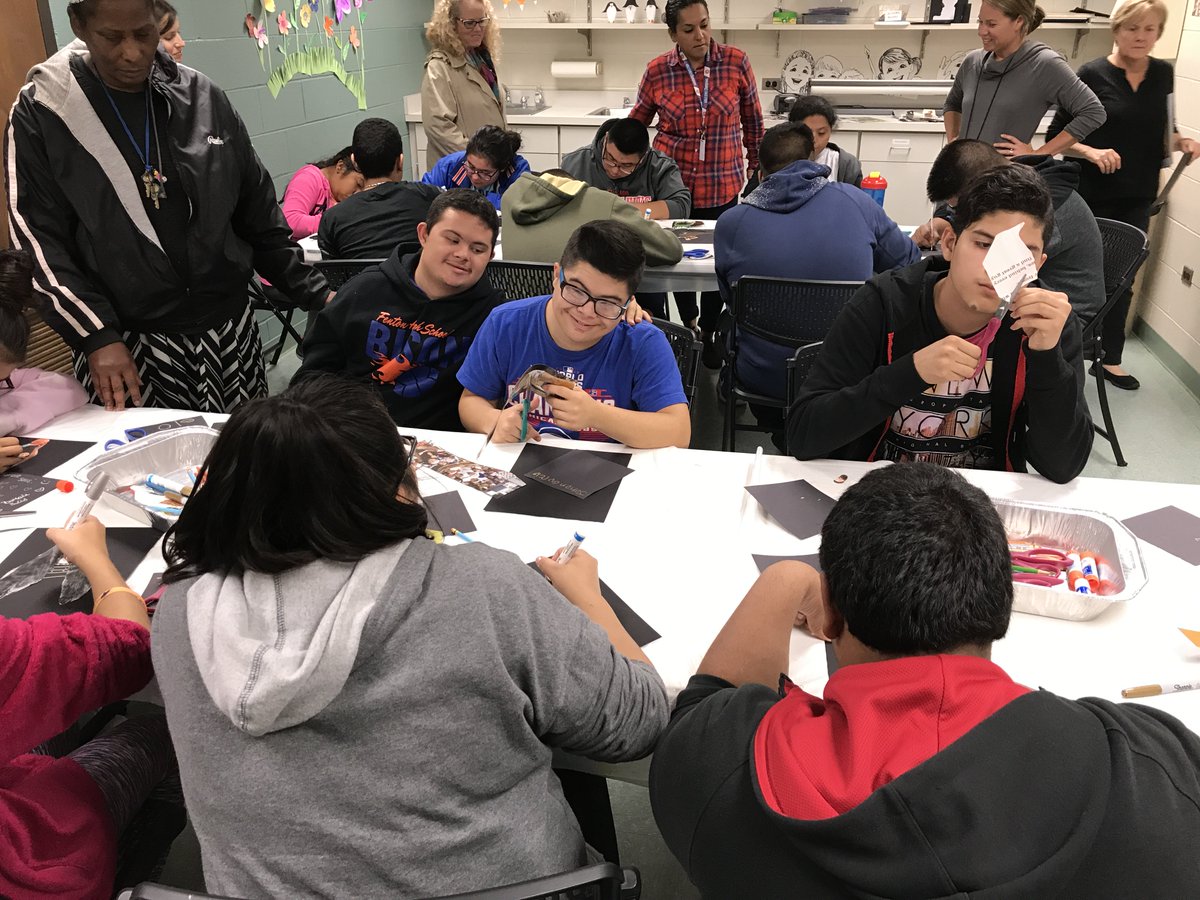 MeghanHibbsALSP's tweet photo. We joined our Fenton friends yesterday for a fun craft activity at the Bensenville Park District! #ourndsec https://t.co/JZZy8SWgJ8