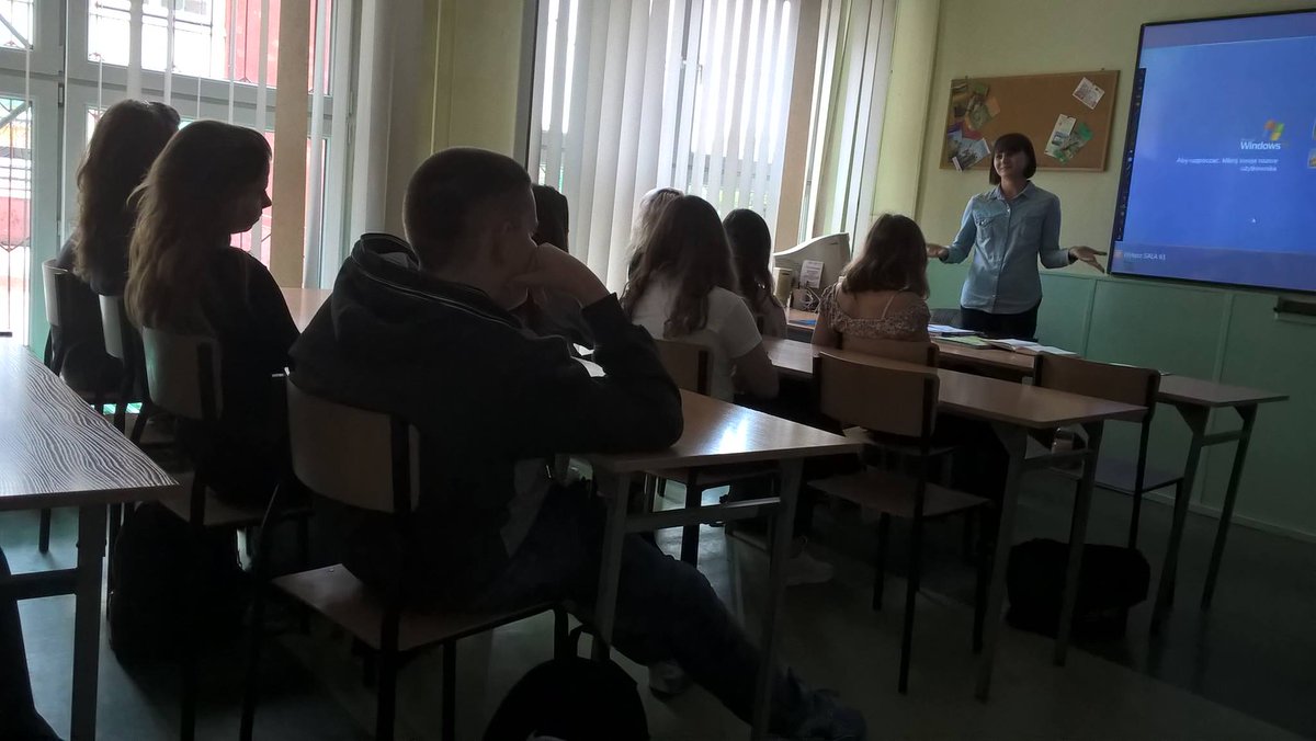 msp_us's tweet photo. W VI LO im. Korczaka w #Sosnowcu nasza doktorantka uczyła o kulturze i języku Ukrainy. W planach lekcja na temat Włoch @tamboragnieszka https://t.co/1HpPfGEPhU