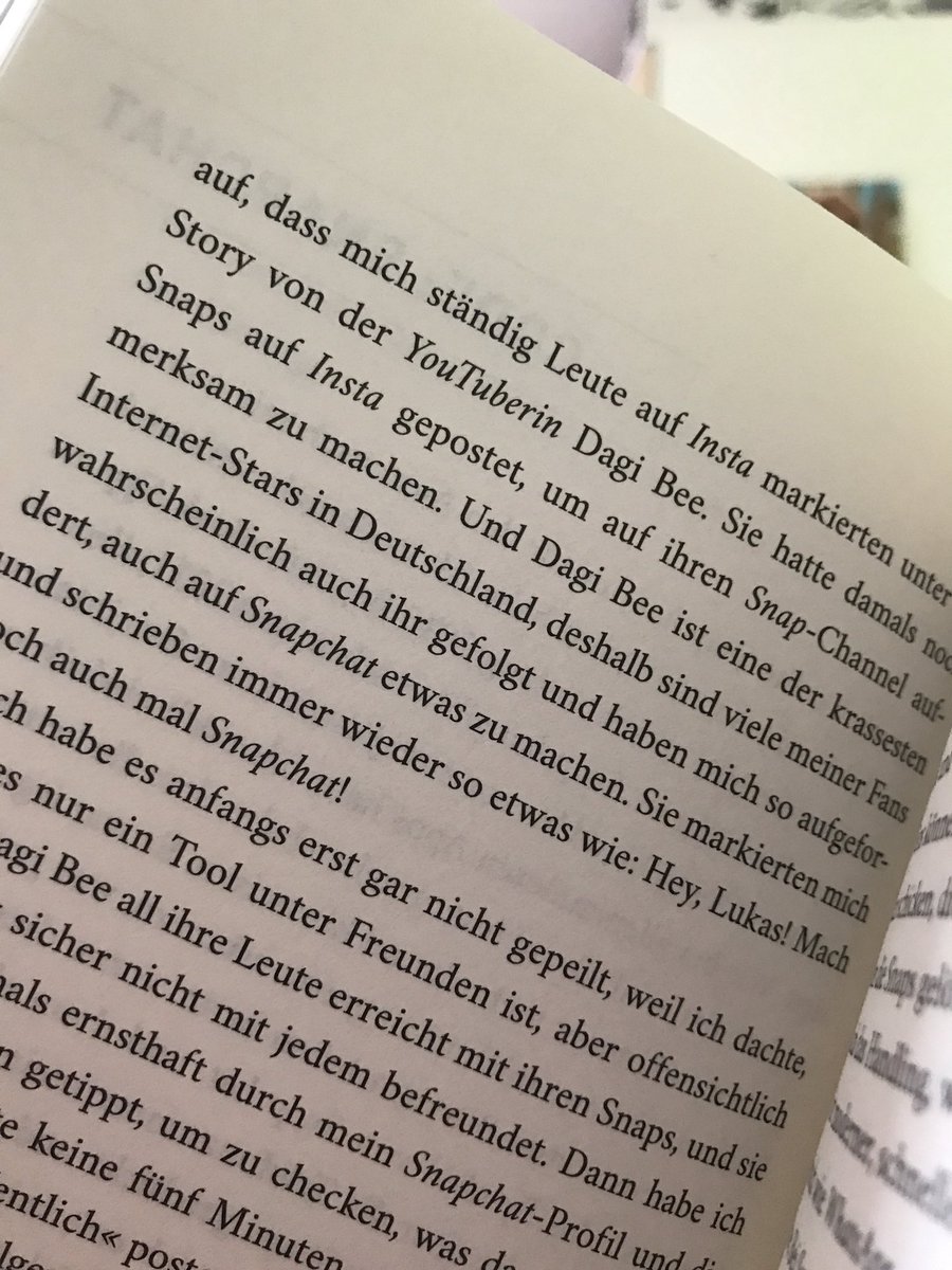 ayemcelina's tweet photo. was hat denn @dagibee im buch von lukas rieger zu suchen 🤔❤️ https://t.co/pbKDOmZu4Y