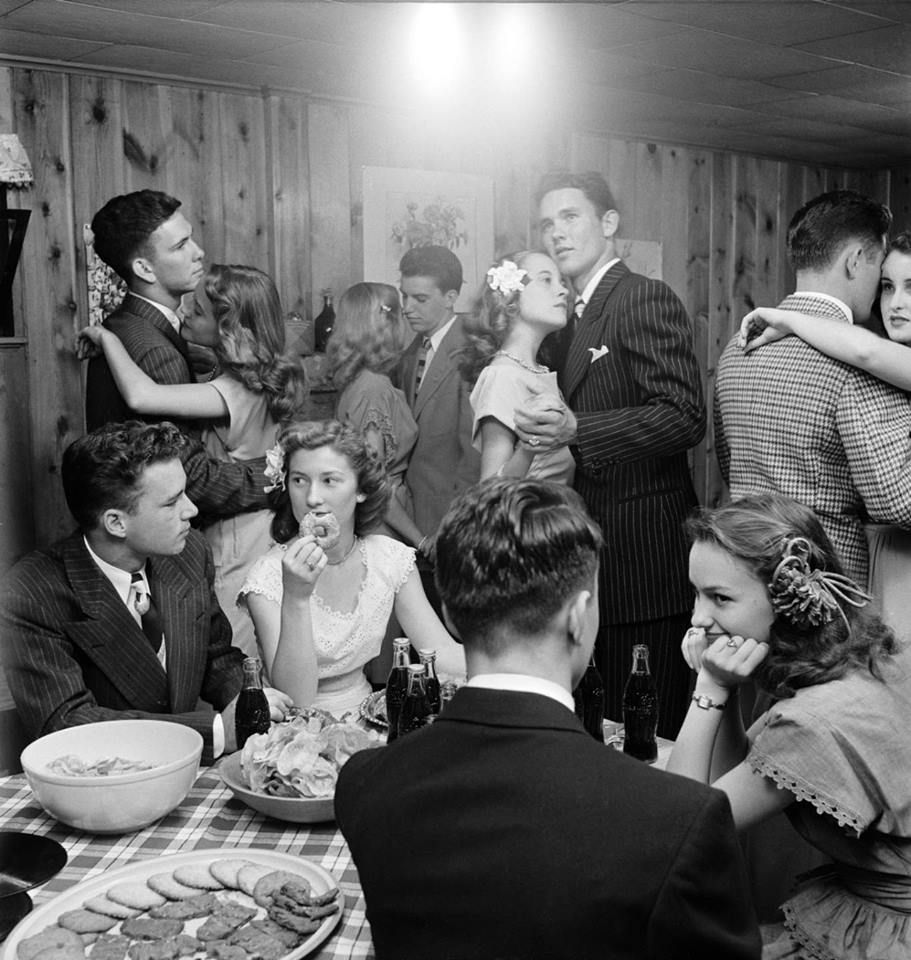HistoryInPics's tweet photo. Teen party in Tulsa, OK, circa 1947. Photograph by Nina Leen. https://t.co/YFtziZdmxb