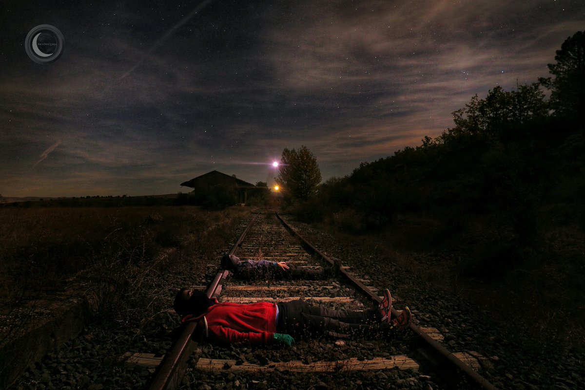 photonocturna's tweet photo. -Parece que se ha quedado buena noche
-Pues si...

#fotografianocturna #photonocturna #nighphoto 
#canon #maglite #VanguardWorlEs #yongnuo https://t.co/A3aKYeMeEJ