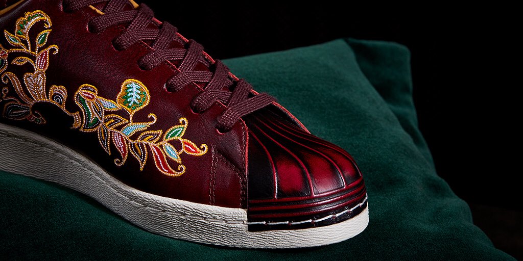 adidasoriginals's tweet photo. Singapore’s Limited Edt draws inspiration from smoking jackets and cigar rooms to create a luxurious #SUPERSTAR. Landing globally October 21st. https://t.co/gDcnWks2G0