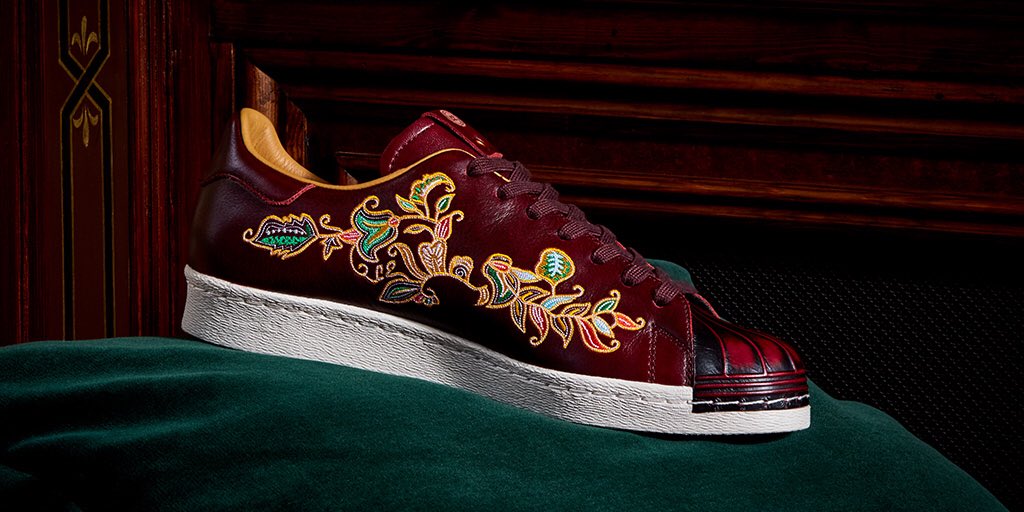 adidasoriginals's tweet photo. Singapore’s Limited Edt draws inspiration from smoking jackets and cigar rooms to create a luxurious #SUPERSTAR. Landing globally October 21st. https://t.co/gDcnWks2G0