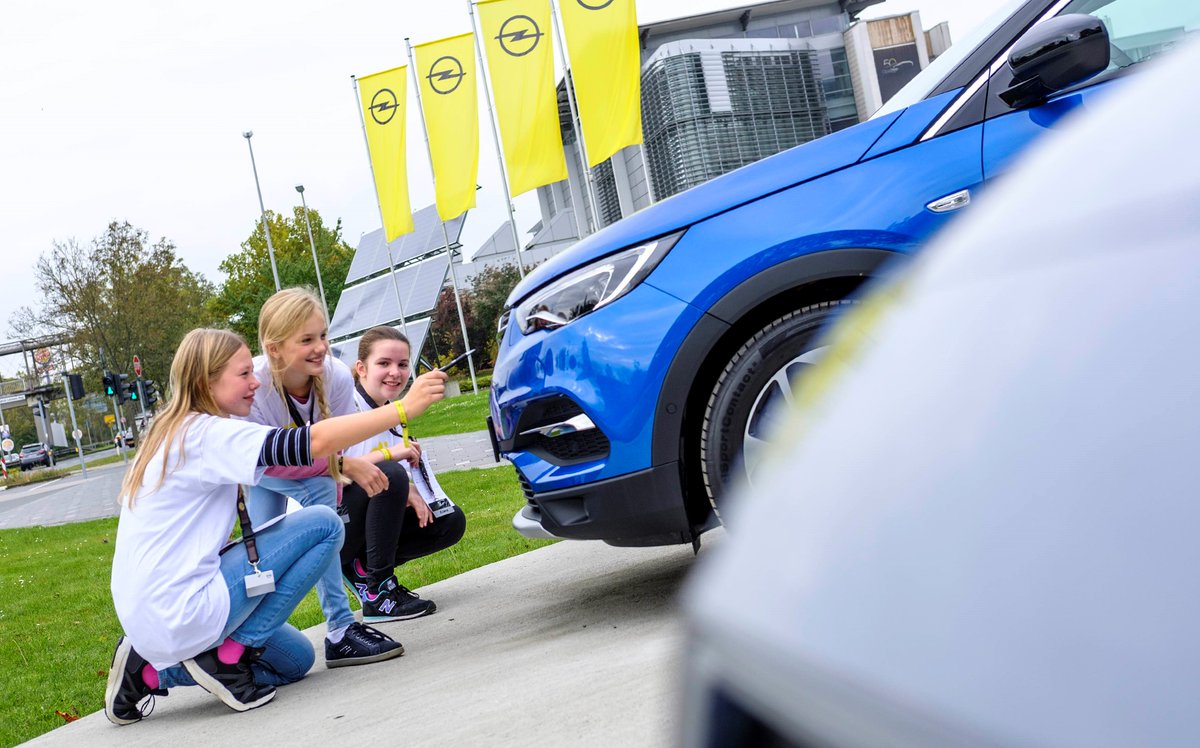 OpelBlitzKidz's tweet photo. Wir lernen heute auch etwas über die Opel-Scheinwerfer, wie die vom #GrandlandX #BlitzKidz https://t.co/BX7qeFRzjd