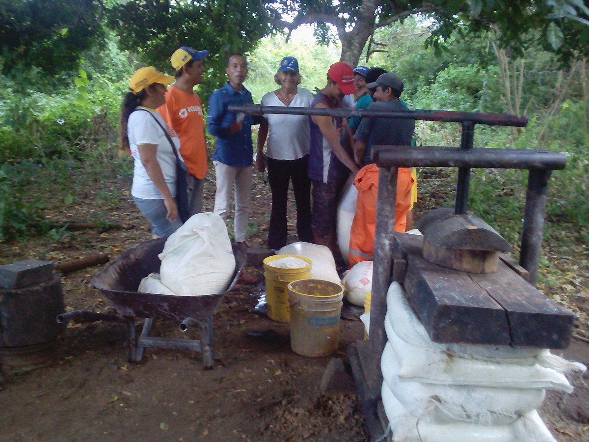 adpall's tweet photo. Hoy 12Oct explicando como votar por #GuillermoCall casaxcasa en los caseríos #LaMadera y #ElPiñal de Aguasay... #GuillermoUneMonagas https://t.co/LsLghFqaTK