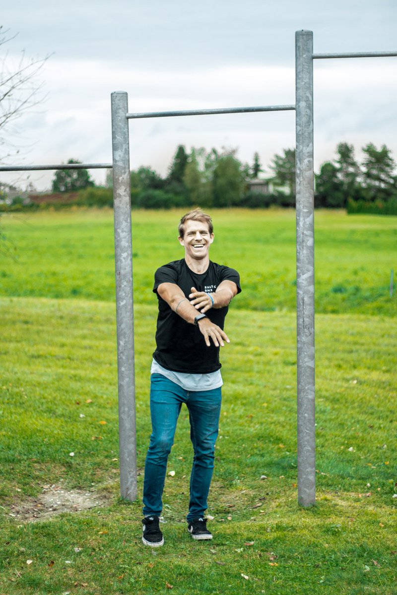 There's two things you must do daily. Stretch and laugh. 🗝️