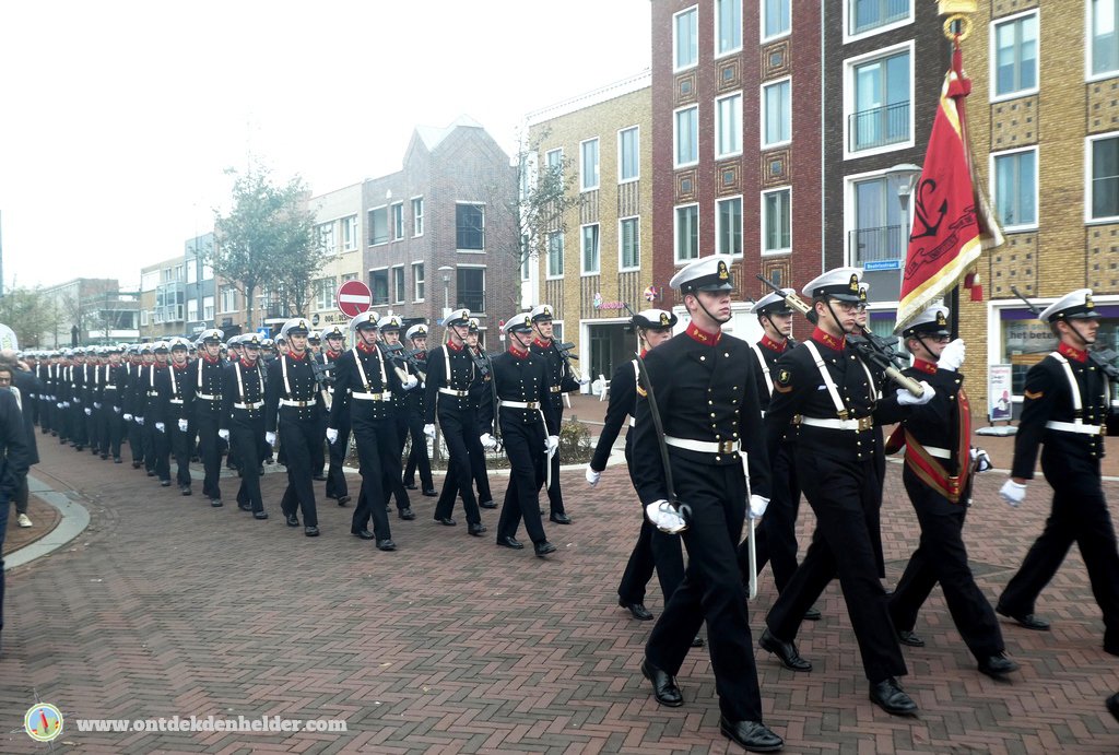 ontdekdenhelder's tweet photo. #Adelborsten lopen een rondje door #DenHelder voor nieuw #TV #programma over #kust #steden in 2018 - zie ook foto's https://t.co/FbQPpHpKEz https://t.co/wec5rEub5Q