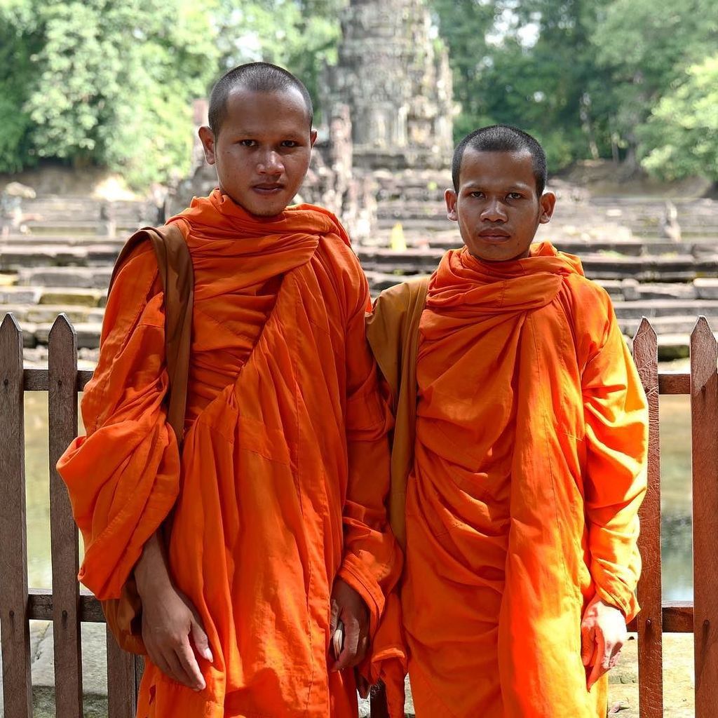 gpandehis's tweet photo. Buddhist monks visiting ancient temples https://t.co/PIAKR2cPVP https://t.co/HSXMhuCf3g