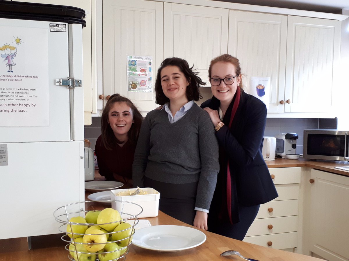 BromsOakley's tweet photo. Wonderful #CommunitySpirit, girls! Those that make toast together, stay friends forever!🍞👍🏽🙌🏽👩🏽👧🏾🧕🏻
#Oakley #BreakTimeIsToastTime #U6th #UVI https://t.co/wzpT3ossTz