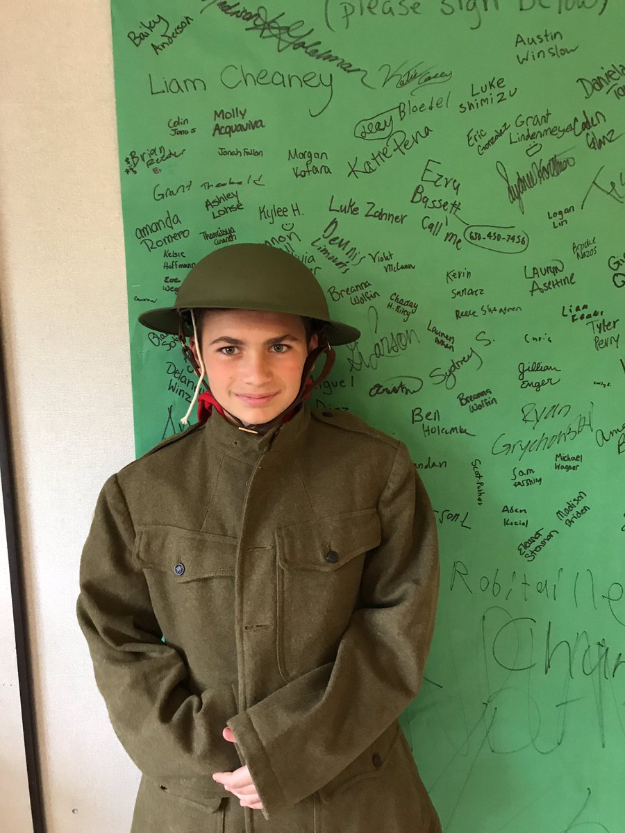 SnellTeach's tweet photo. WWI artifacts from Cantigny Park. Students building empathy for the difficult life of a soldier in the trenches. #thatsrotolo #101alag https://t.co/AWkDzWHsWd