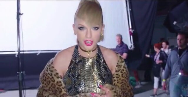 TSwiftLA's tweet image. “All the 1989 tour dancers are here and they’re playing paparazzi... my favorite paparazzi of all time” - Taylor in a new LWYMMD bts video