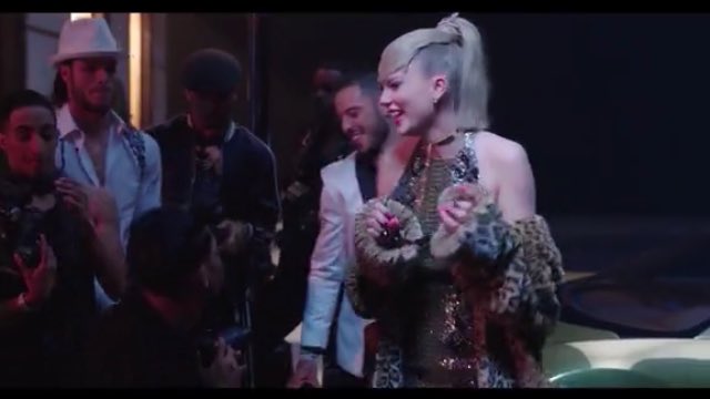 TSwiftLA's tweet image. “All the 1989 tour dancers are here and they’re playing paparazzi... my favorite paparazzi of all time” - Taylor in a new LWYMMD bts video