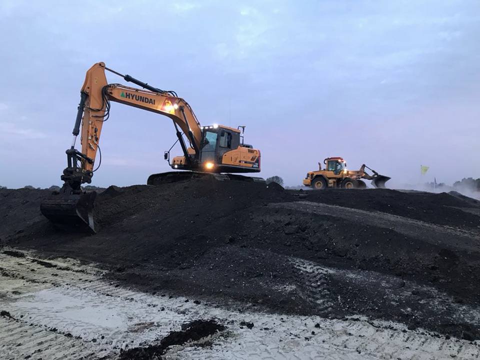 NONAKBV's tweet photo. Combinatie @DeRooWegen1932 @NONAKBV Transport en verwerking bodemas in volle gang voor @ProvDrenthe  N391-N366 Ter Apel.  @DunnewindGroep https://t.co/5K2Hu8ImXz