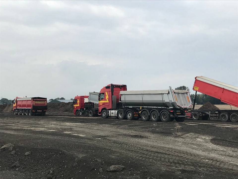 NONAKBV's tweet photo. Combinatie @DeRooWegen1932 @NONAKBV Transport en verwerking bodemas in volle gang voor @ProvDrenthe  N391-N366 Ter Apel.  @DunnewindGroep https://t.co/5K2Hu8ImXz