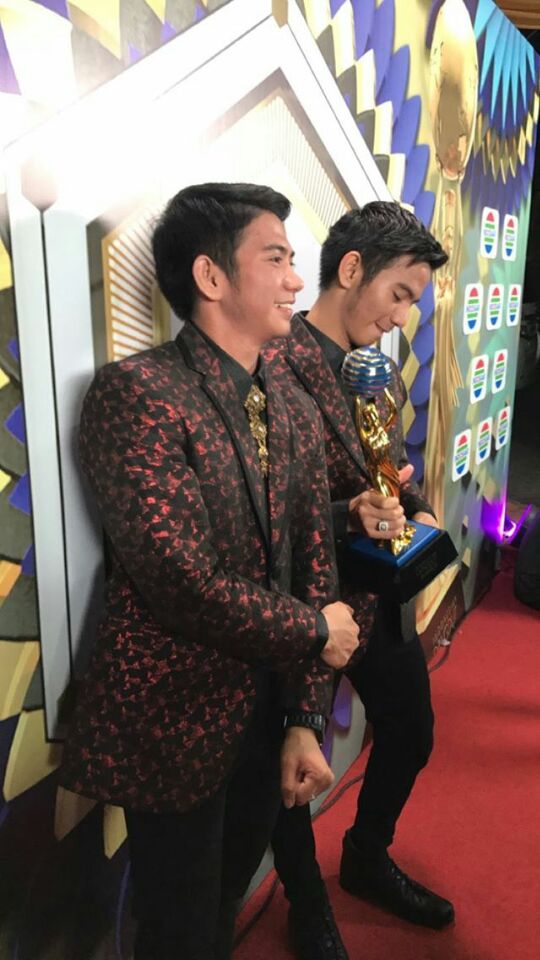 Khusnul13072000's tweet photo. Aduhh bangg. Terhura *ehh terharu bang.. Semoga ini menjadi penyemangat untuk menjadi yang lebih baik kedepannya.
#RizkiRidhoIDA2017IVM https://t.co/9W0MVza1Fh