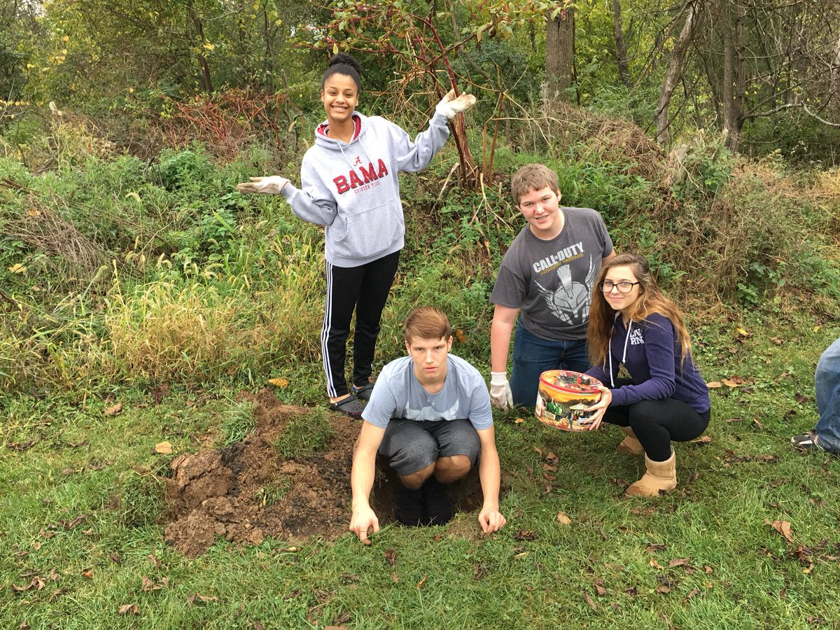 MattBaer8's tweet photo. 2nd Period time capsule photos. #Room242 #HASDHS https://t.co/LZD0izUD54