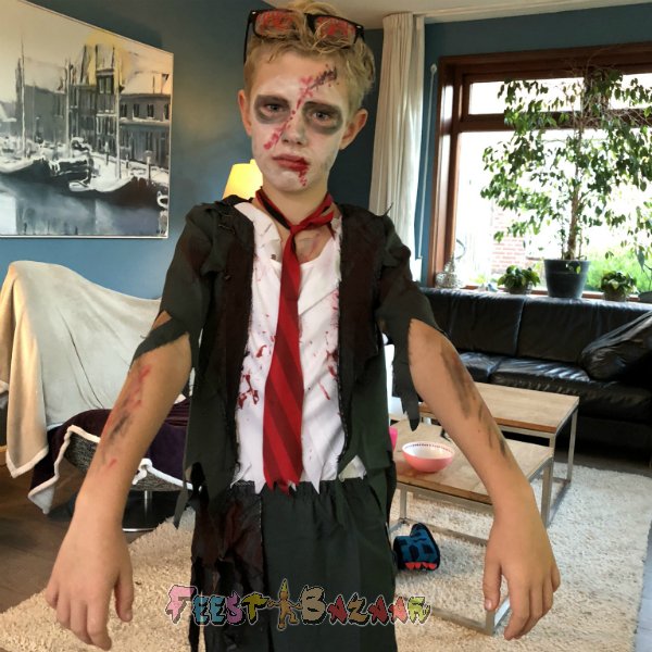 FeestBazaar's tweet photo. Wat een enge zombie! Bestel het kostuum op onze website voor € 21,95: https://t.co/H3fxGFpsl3 #halloweencostume #halloween #feestbazaar https://t.co/h18UTzF2po