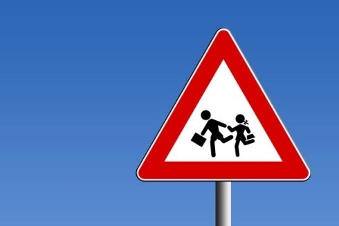 PM_Parma's tweet photo. #PMParma ricorda: quando vedi questo segnale modera la #velocità: sei nei pressi di una scuola. #noicisiamo per agevolare passaggi scolari https://t.co/dJRbUAtsKR