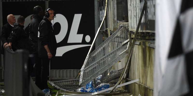 lequipe's tweet photo. La barrière qui avait cédé lors d'Amiens-Lille, le 30 septembre, était mal fixée selon l'expertise du parquet https://t.co/mlhbhEYOmW https://t.co/SldLtSrvKg