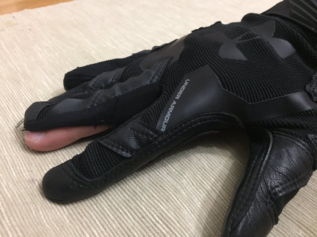 S_Grabowski's tweet photo. @UnderArmour love the protection my new gym gloves give me, but the stitching on one finger broke during only their second use!!! https://t.co/uMYlbP8BI6