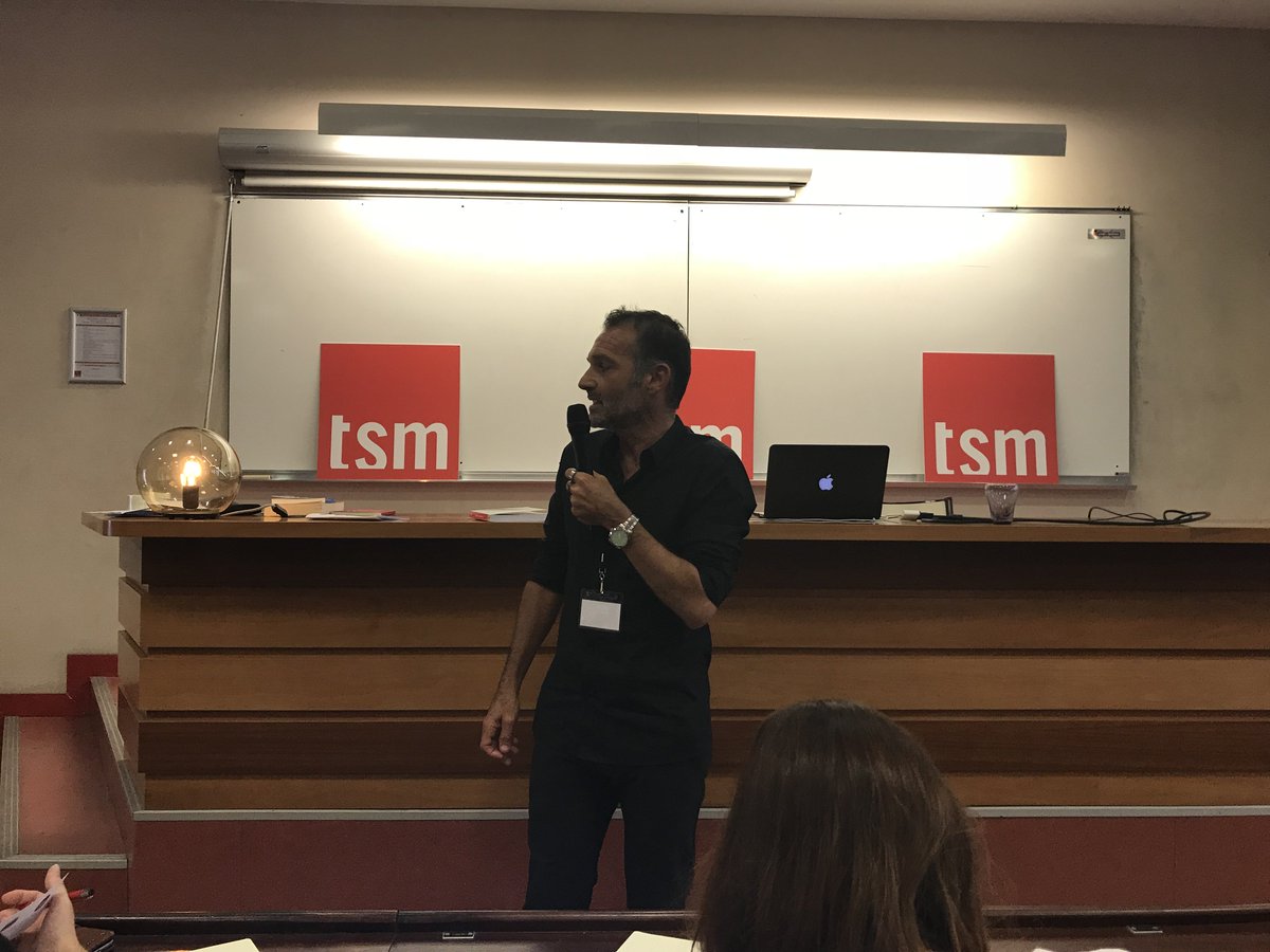 TSM_Toulouse's tweet photo. #JTM2017 " Si l'on veut changer les choses, il faut arrêter de parler de consommateurs. Dans le pire des cas, en face de nous ce sont des clients, dans le meilleur des cas, il faut parler d'utilisateurs. " @jycouput, Directeur Footwear &amp; Business Innovation, AmerSports/Salomon https://t.co/Kz5JjqORaN