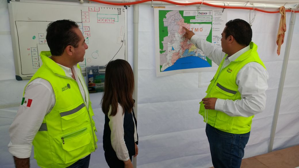 Reunión de coordinación con brigadistas de <a href="/COFEPRIS/">COFEPRIS</a> en el albergue de la <a href="/SSalud_mx/">SALUD México</a> en Juchitán #OaxacaDePie