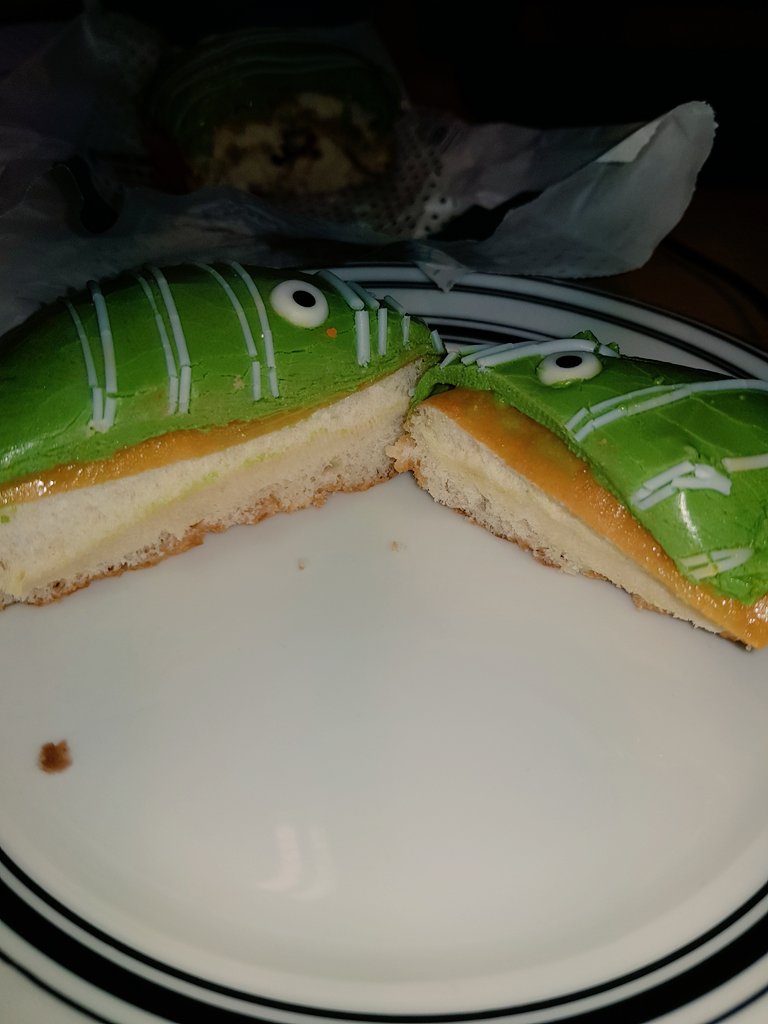 raffertyhibbert's tweet photo. @krispykremeUK is this an unlucky Friday 13th? No brownie in my green doughnut! 😢 #trickortreat #FridayThe13th #krispykreme #love🍩 https://t.co/U8yXjOGiG4