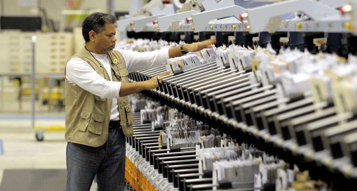 Groupe La Poste CSR Director: "Extra financial reporting helps to anchor societal commitment..."

finance-for-impact.com/impact-stories/    

#CSR 
#CSV