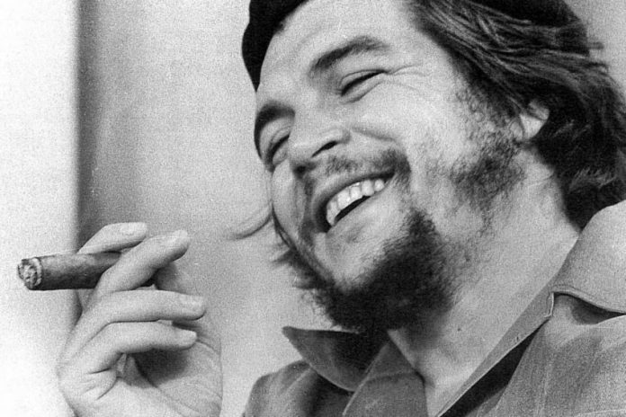 Corriendolavoz_'s tweet photo. #SemanaDelChe El Comandante y nosotros.Testimonios de: @PezonesCardozo @Murga5PalPeso @BailaLaChola @Manijasoficial  https://t.co/HtyWiBUmFb https://t.co/P3wevD5kVi