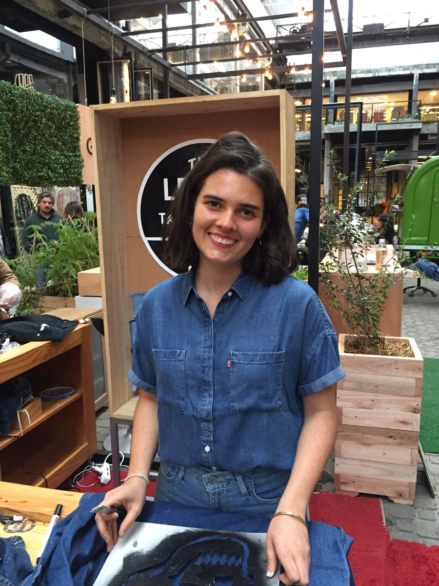 miradacouture's tweet photo. Obvio que estuvo presente la #TailorMaster de @Levis_UY, Maite Rodríguez, haciendo customizaciones en vivo 🤘🏼#LiveInLevis https://t.co/jQW5UfU0HK