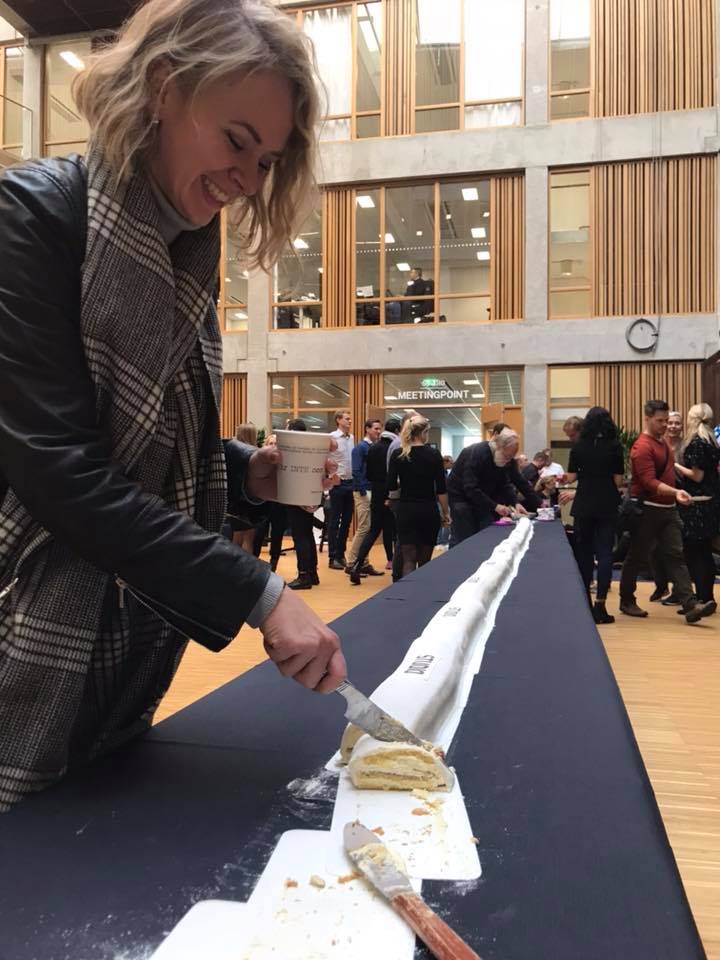 StudioMalmo's tweet image. Idag fyller STUDIO 1 år! 
Vi firar med nio meter tårta:)

Se fler bilder: facebook.com/pg/studioimalm…