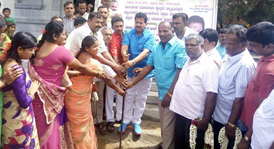 SRVishwanathBJP's tweet photo. #YelahankaDevelopment Road and Drainage Development in Mavallipura and Byalakere in #Yelahanka #Bangalore - cost 1.5 cr. Moving AHEAD. https://t.co/QhnpjziRyq