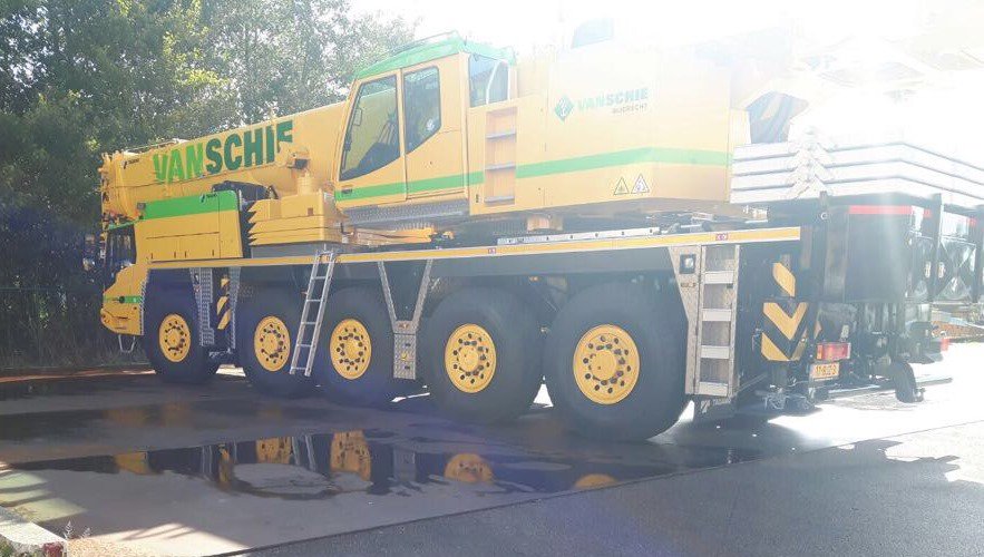 vanschiegroep's tweet photo. Tadaaaa(no), kijk hem shinen! Onze gloednieuwe 150 tons Tadano telekraan! #altijddejuistekraan #vanschie #kraanverhuur https://t.co/S2RqkTiUkE