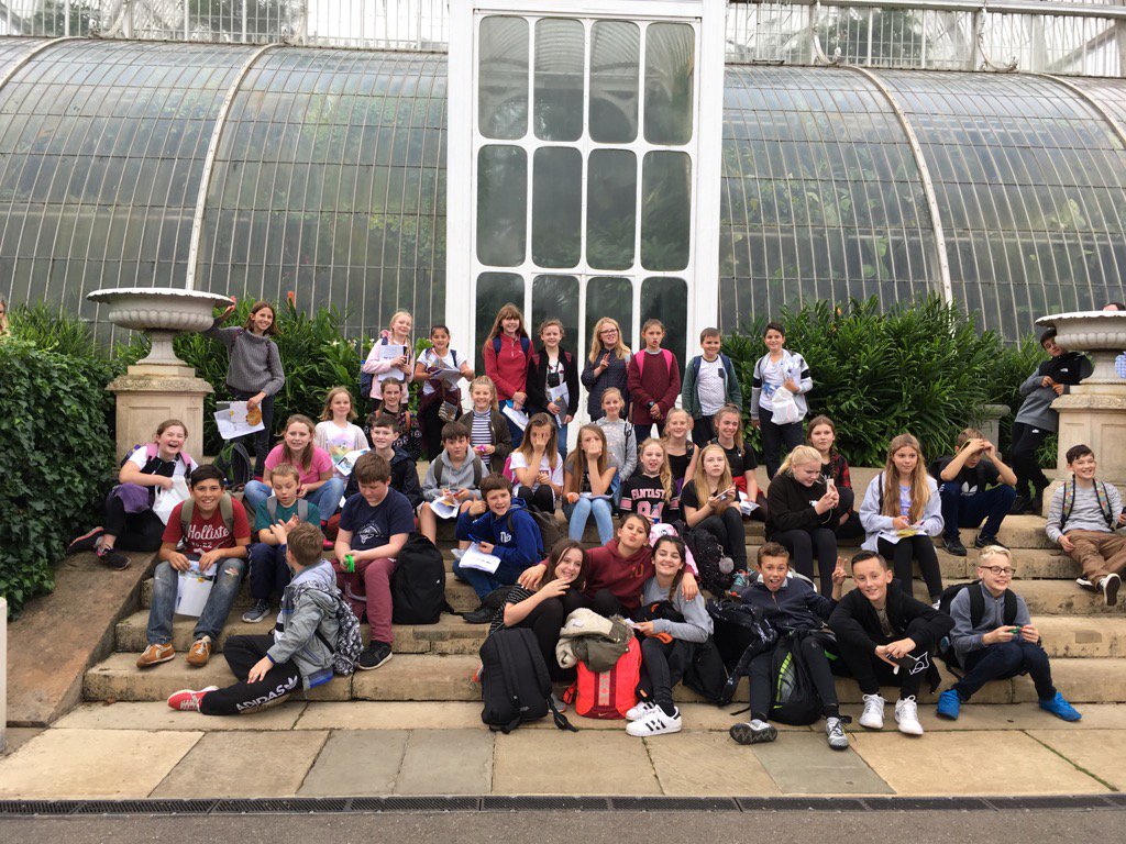 @ahsgeography Red Bus group photo #brilliantday@kew