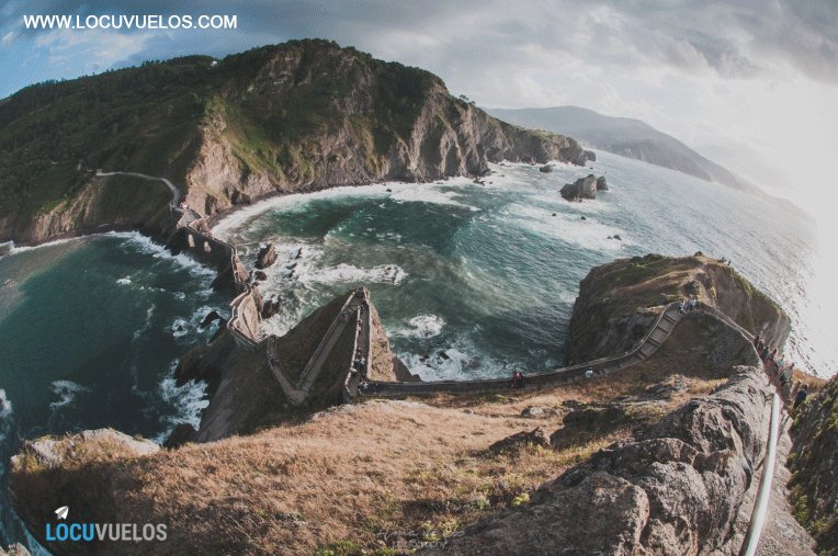 locuvuelos's tweet photo. #SabiasQue San Juan de Gaztelugatxe se ha convertido en el escenario elegido para ser «Rocadragón» en la nueva temporada de #GOT https://t.co/NjPrqcc3Gh