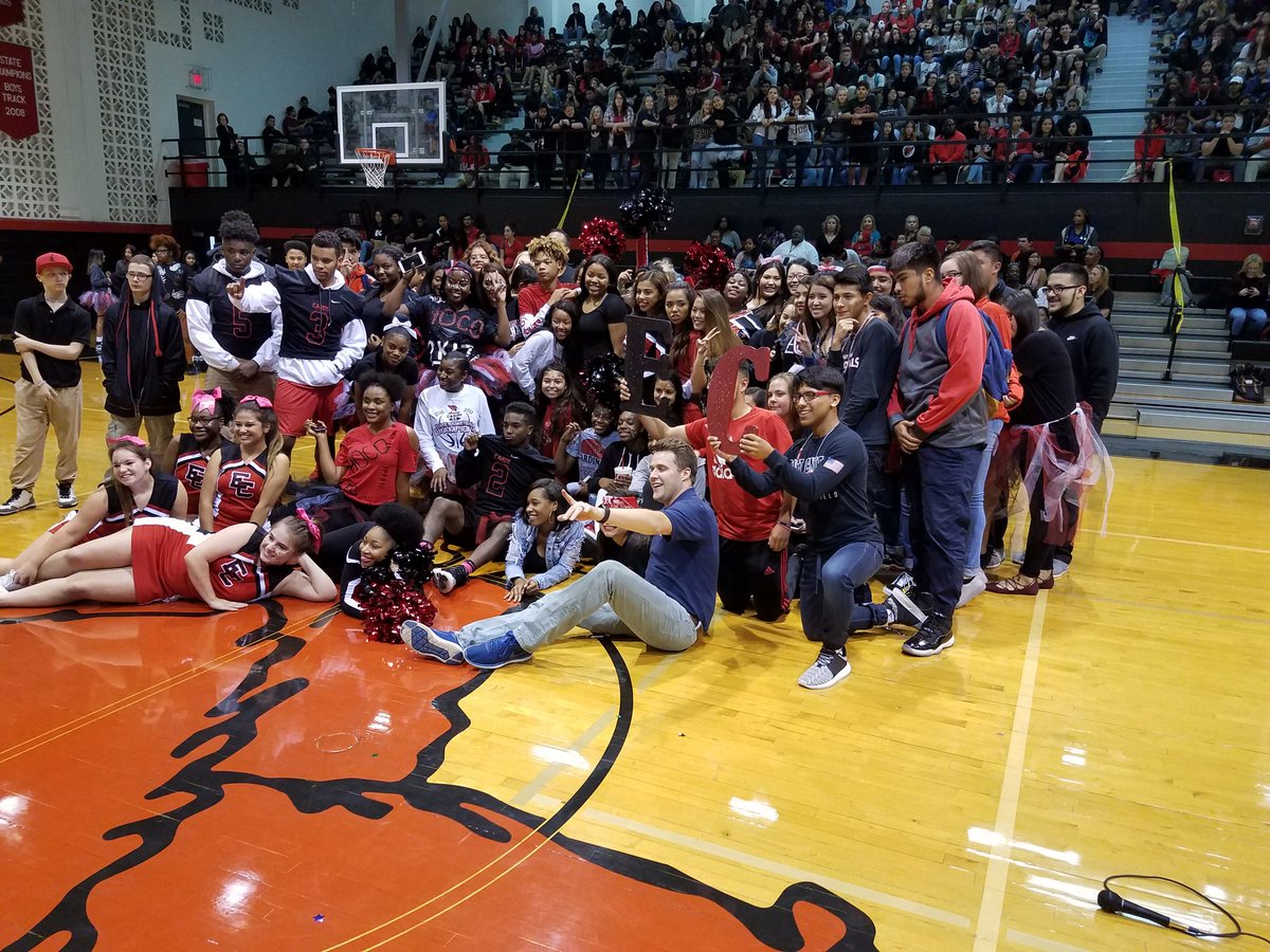 Brian_D_Stone's tweet photo. It's homecoming at ECHS and channel 6 is in the house!
#SuccessTPS https://t.co/hZPZx7QyOx