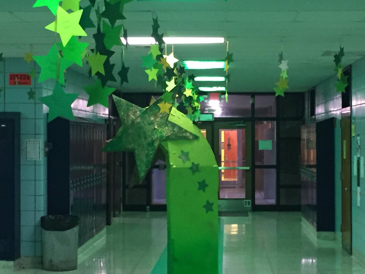 Principal_Laney's tweet photo. #HCPHS! Class of 2019 Hallway Decorations! https://t.co/gbX1UUQh8A