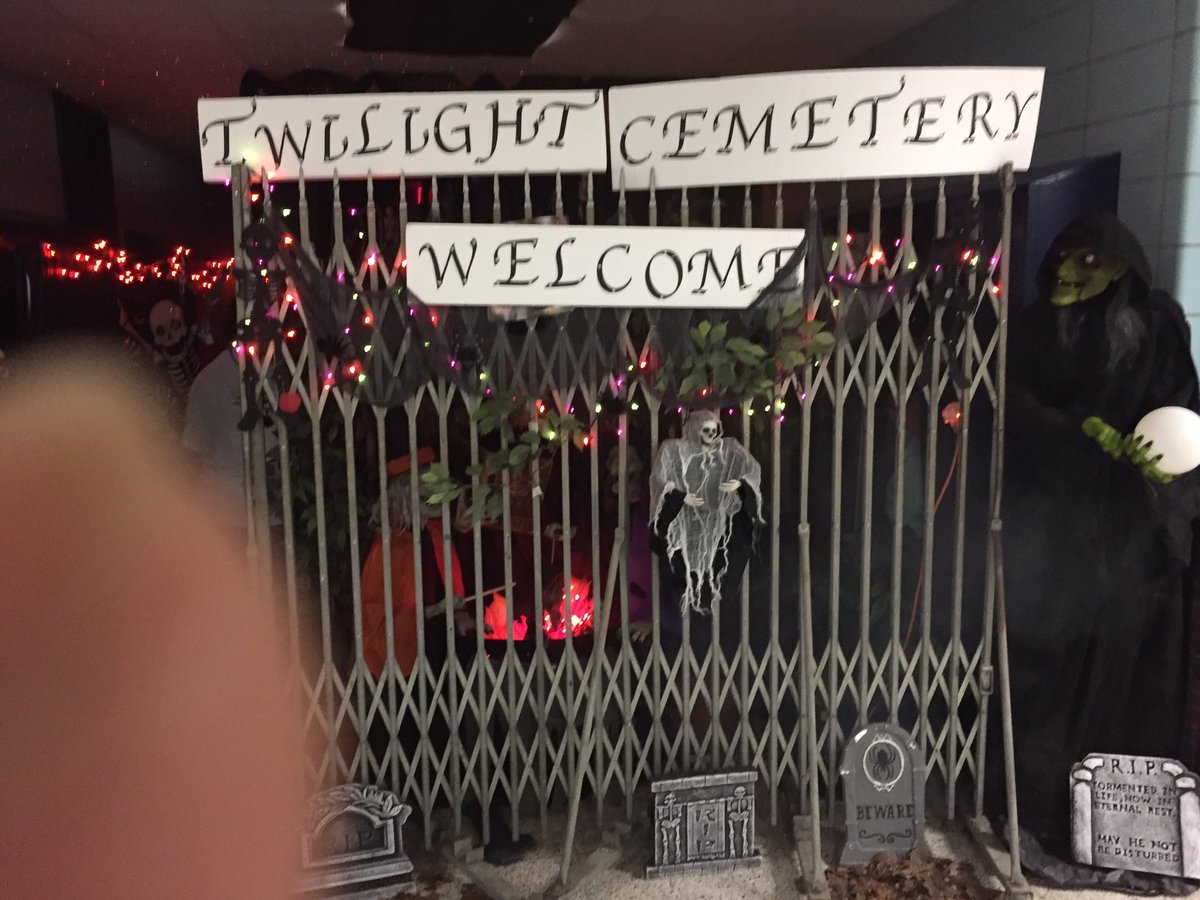 Principal_Laney's tweet photo. HCPHS! Class of 2018 Homecoming Hallway Decorations https://t.co/pRR21m9DbM