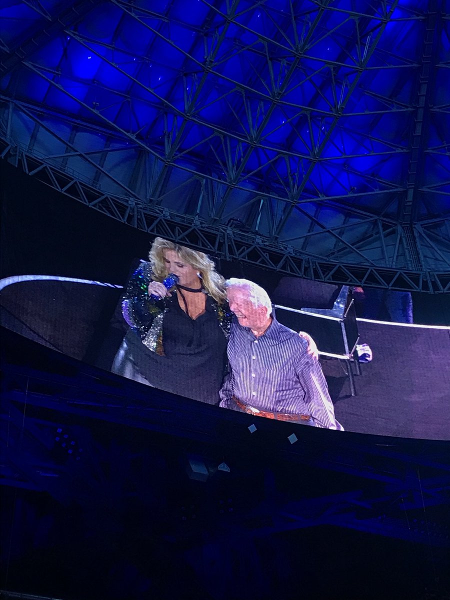 sweetpeachkayla's tweet photo. President Jimmy Carter presented @trishayearwood with an award for pretty much being a badass humanitarian last night. #garthinatlanta https://t.co/d3d3FncEmJ