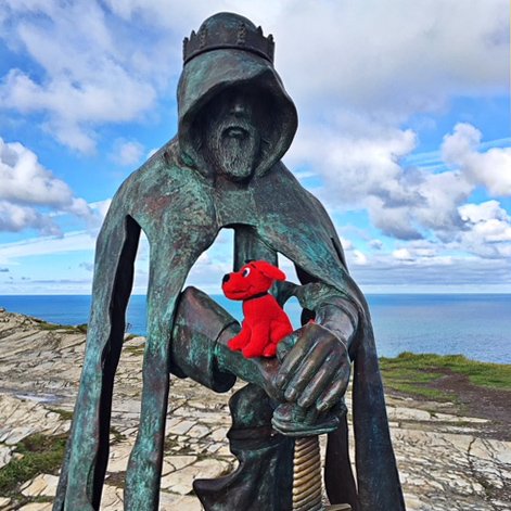 Newport_Library's tweet image. Cliffy taking a minute with King Arthur at Tintagel! #WhereIsClifford #LibraryMascot