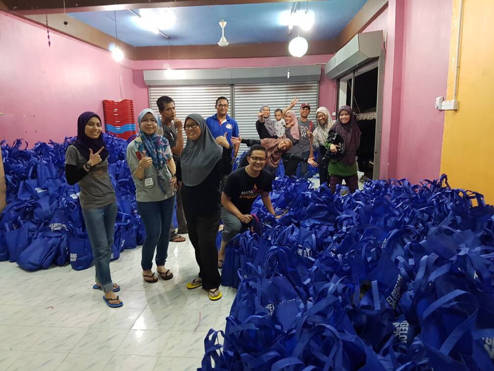 iatmoa's tweet photo. Alhamdulillah!Selesai menyusun 10,000 goodies untuk pengunjung di Gelombang Nelayan Nasional esok! #gnn2017 #teamIAT https://t.co/3ywwNHrWoB