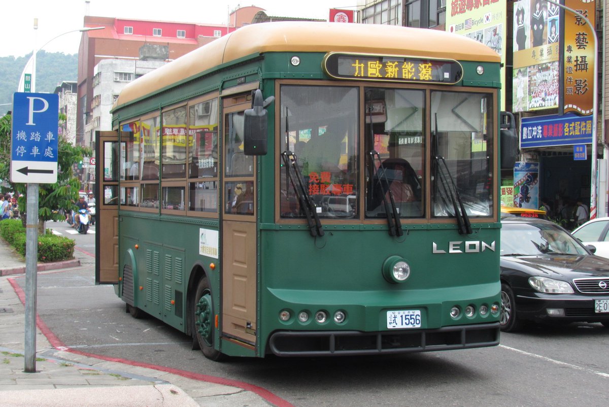 ぴんくく 高雄西子湾地区で開催中の 生態交通全球盛典 エコモビリティ世界フェスティバル に出展中のバスたち 1 2枚目は 電気バスによる会場と中山大学を結ぶ無料シャトルバス 3枚目は乗降扉が4箇所もある連節バス 4枚目は試験運行中のスマート