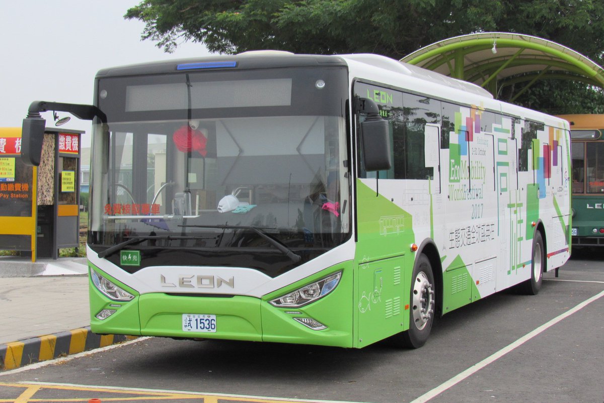 ぴんくく 高雄西子湾地区で開催中の 生態交通全球盛典 エコモビリティ世界フェスティバル に出展中のバスたち 1 2枚目は 電気バスによる会場と中山大学を結ぶ無料シャトルバス 3枚目は乗降扉が4箇所もある連節バス 4枚目は試験運行中のスマート