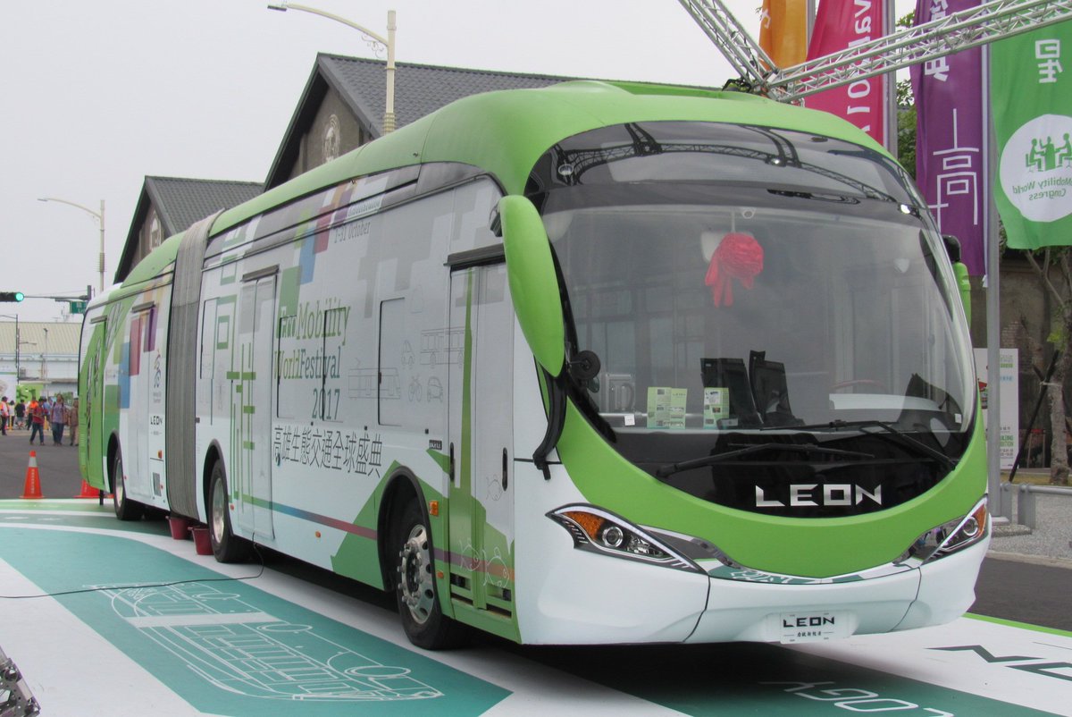 ぴんくく 高雄西子湾地区で開催中の 生態交通全球盛典 エコモビリティ世界フェスティバル に出展中のバスたち 1 2枚目は 電気バスによる会場と中山大学を結ぶ無料シャトルバス 3枚目は乗降扉が4箇所もある連節バス 4枚目は試験運行中のスマート
