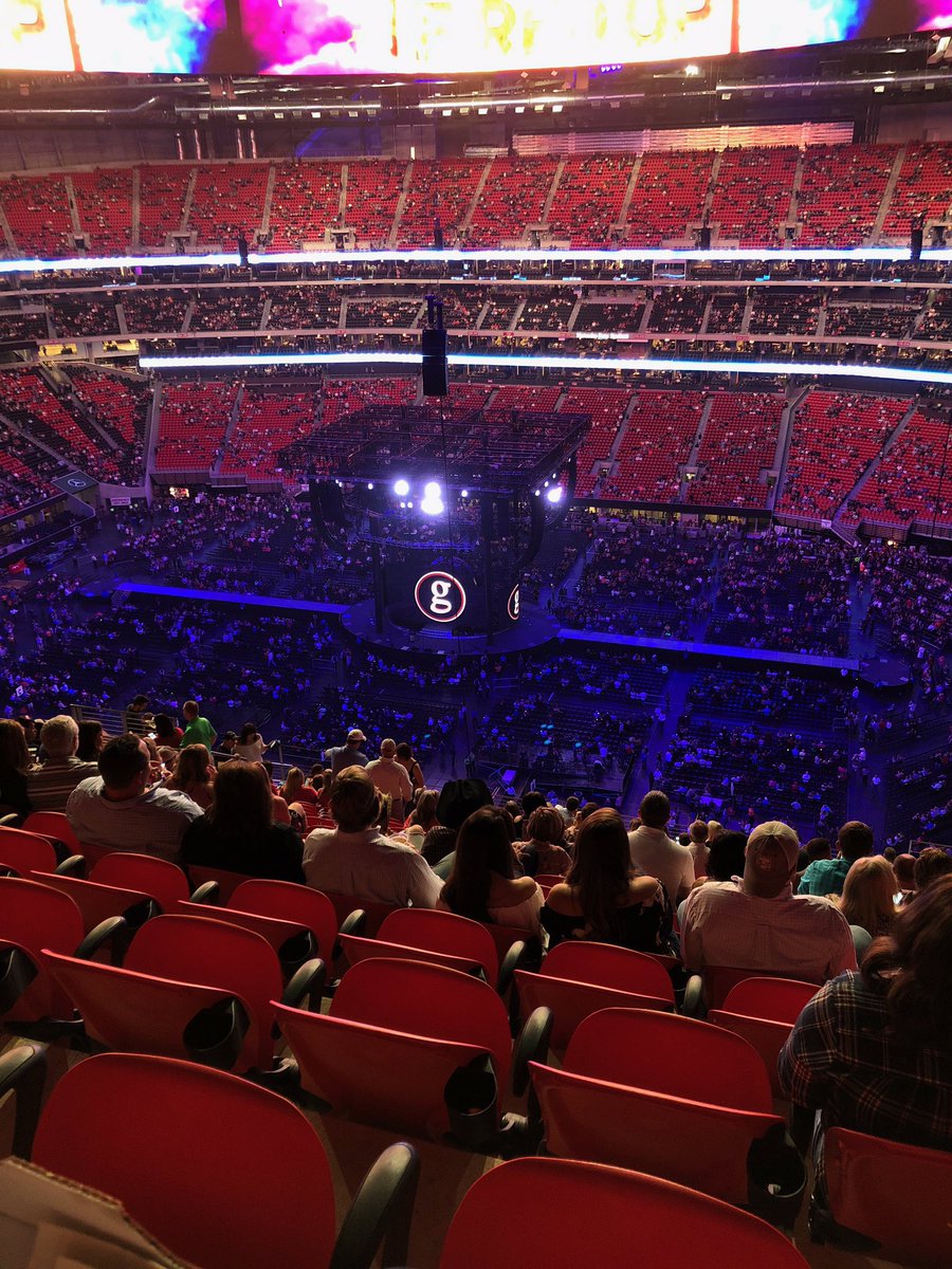 akellzey's tweet photo. 4for4 on floor seats at #garthbrooksworldtour! Seems like a good place to stop 😢 Original seats vs new seats! 4 yrs of #garthcountdown fun 😊 https://t.co/47nn2Bxi49
