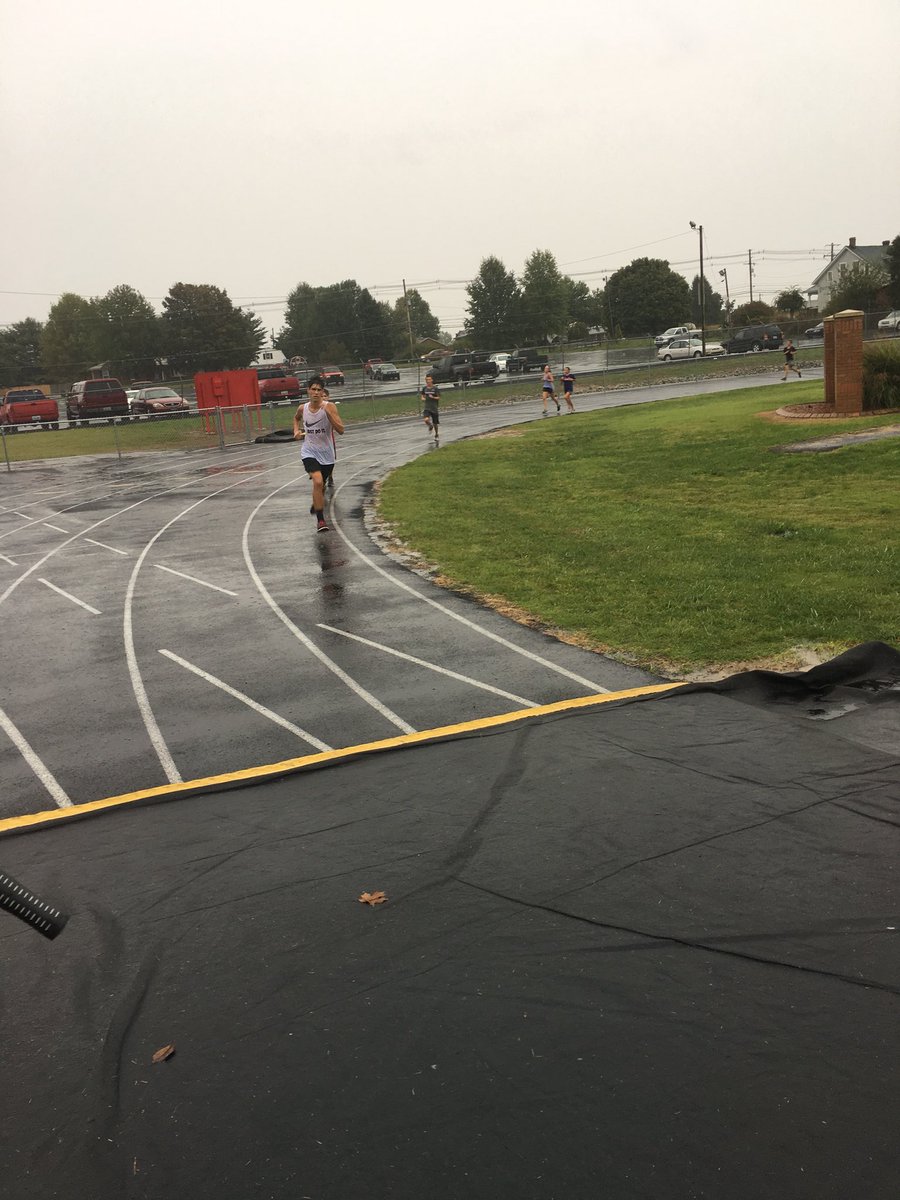 BEHSTrackNField's tweet photo. @Josh_Wetzel26 and the XC team getting better in the rain! https://t.co/29FaQxpk1o