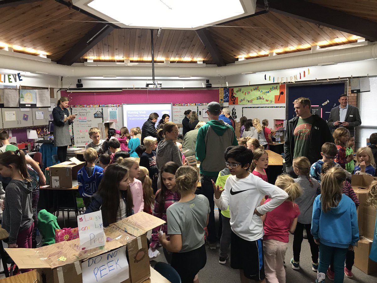 HawkCV108's tweet photo. Innovation and creativity at its best. #cardboardarcade #IamEPS #creekvalleykids #theLIM #hopdina @KPowellTeach @CV303 https://t.co/gmpdr3Sr6K